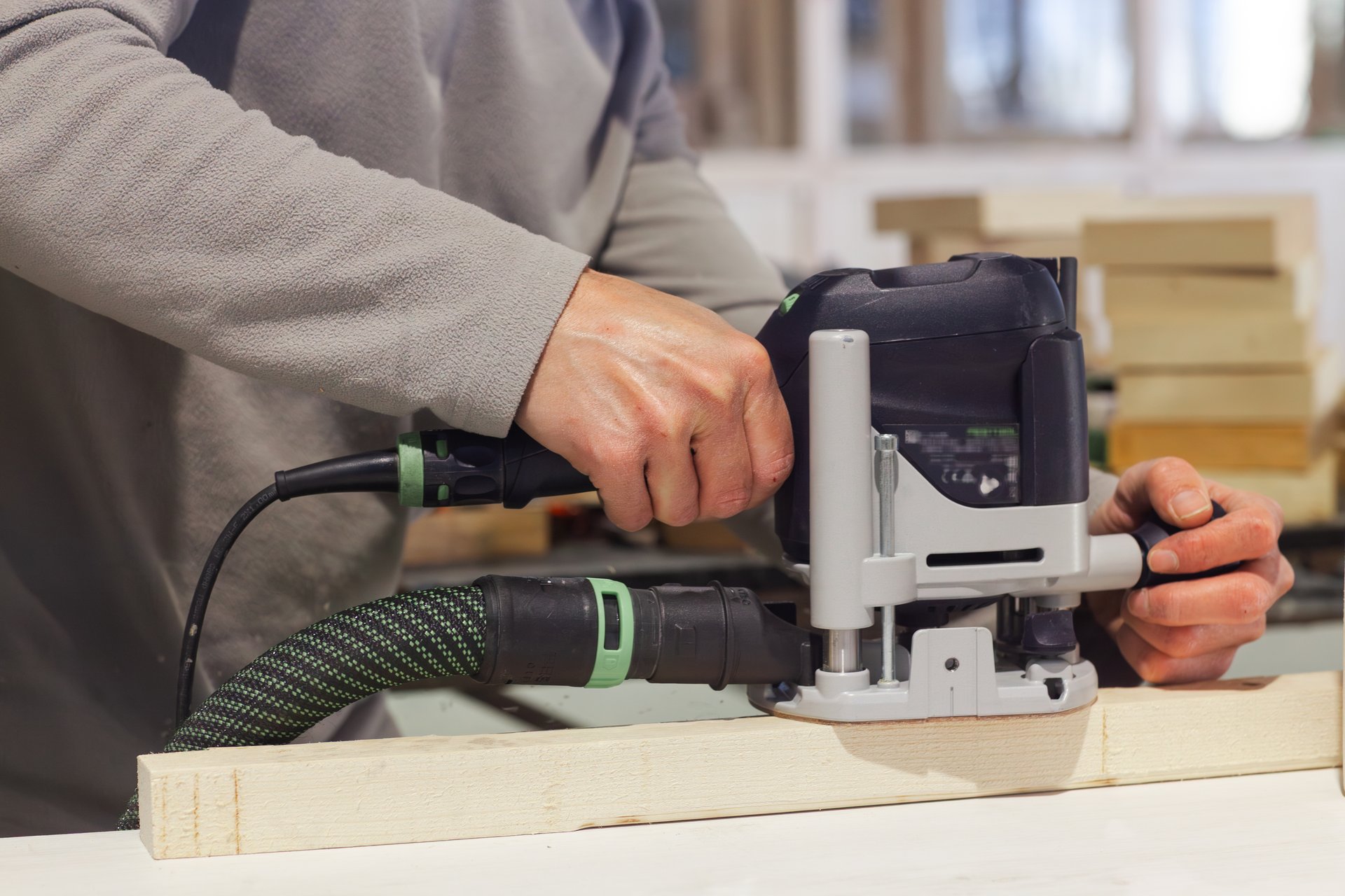 木材を加工する大工の手元