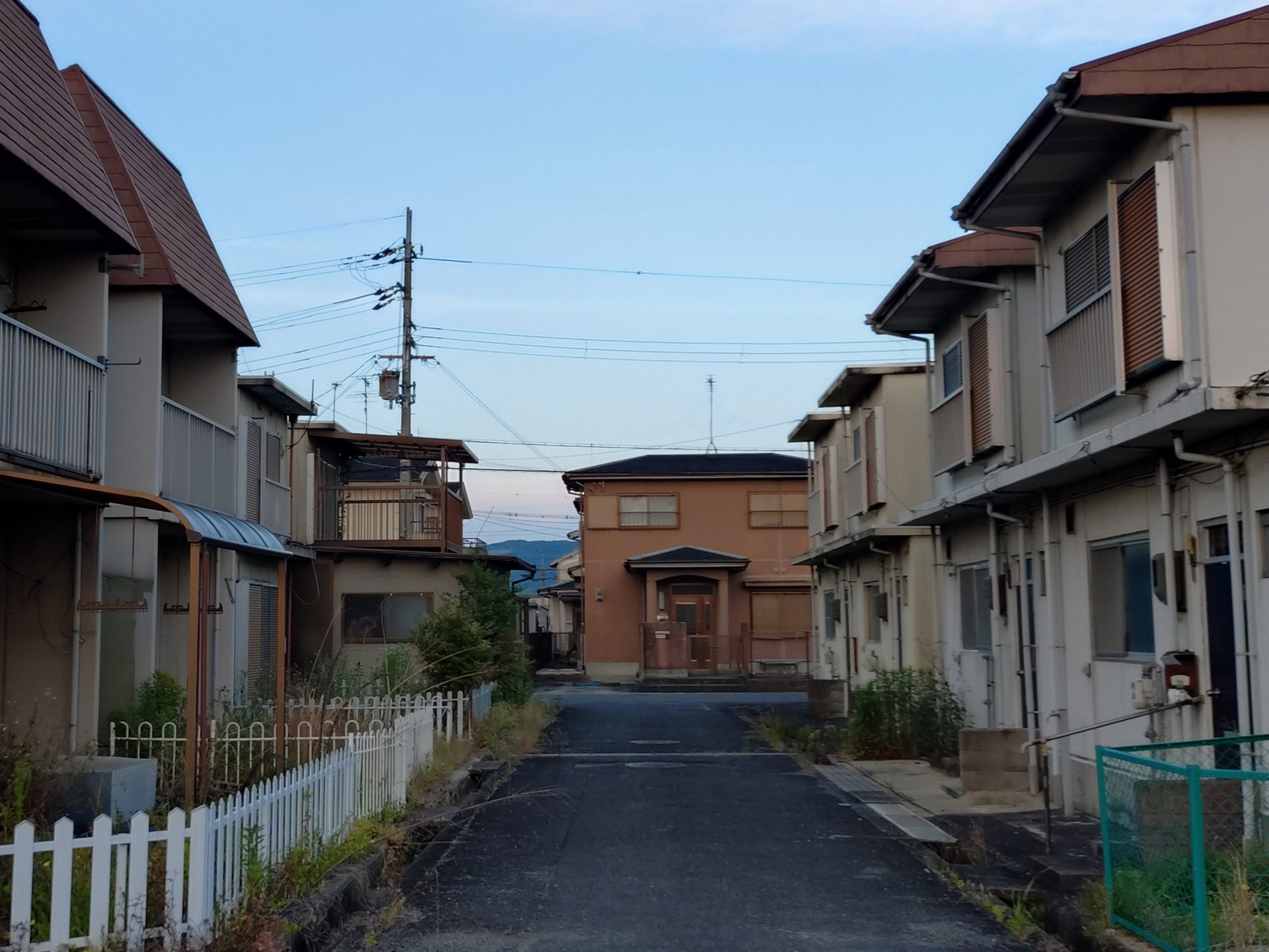 夕暮れの古い家並み