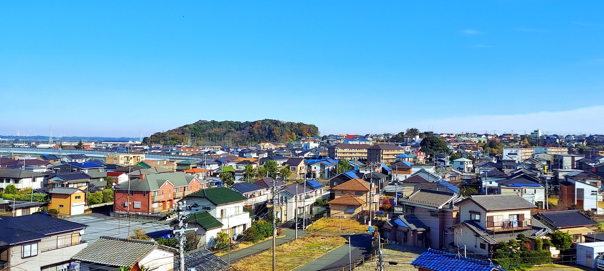 晴れた空と町並み
