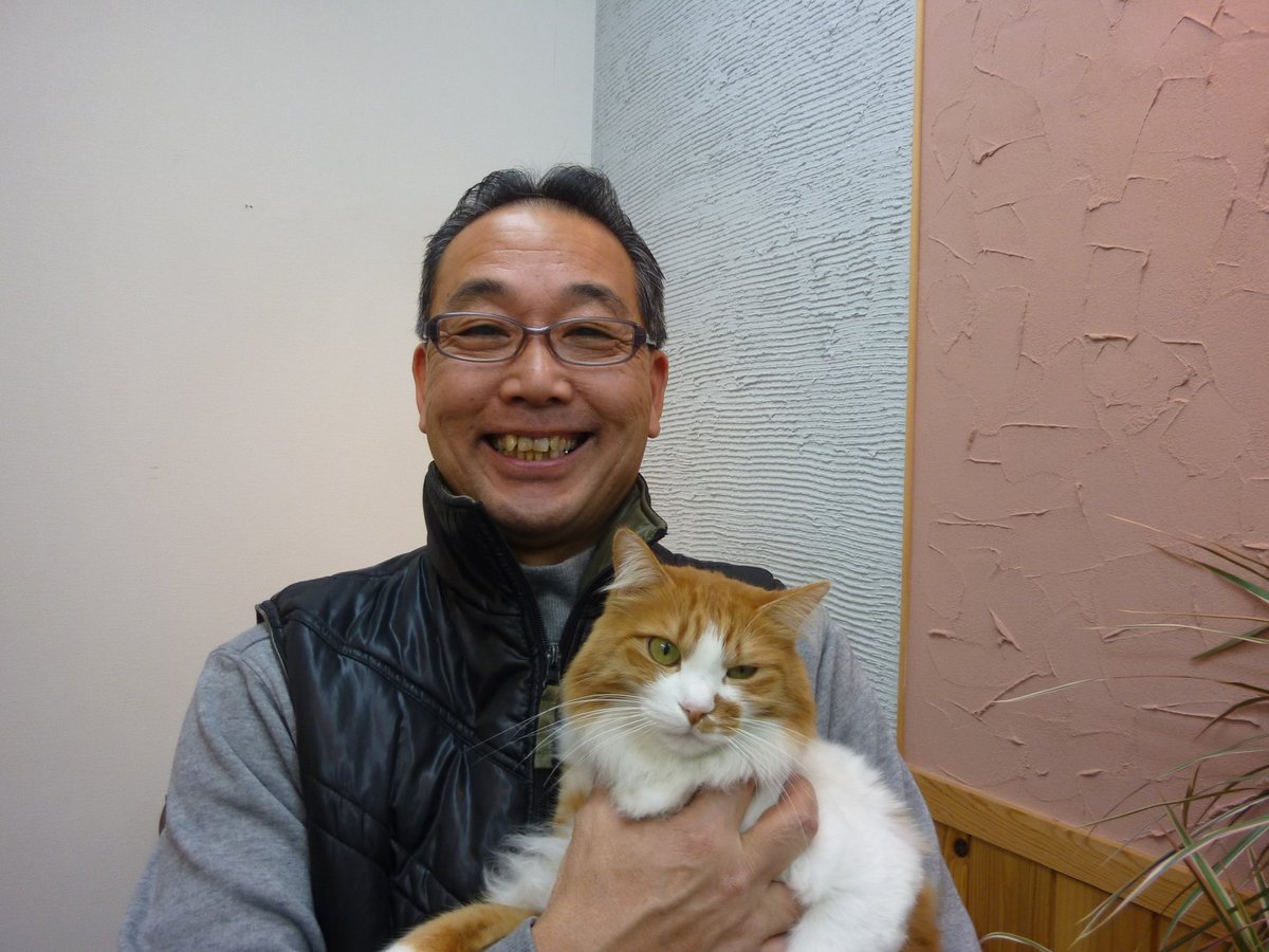 アイネットサービス代表の内川昇と看板猫のはなちゃん