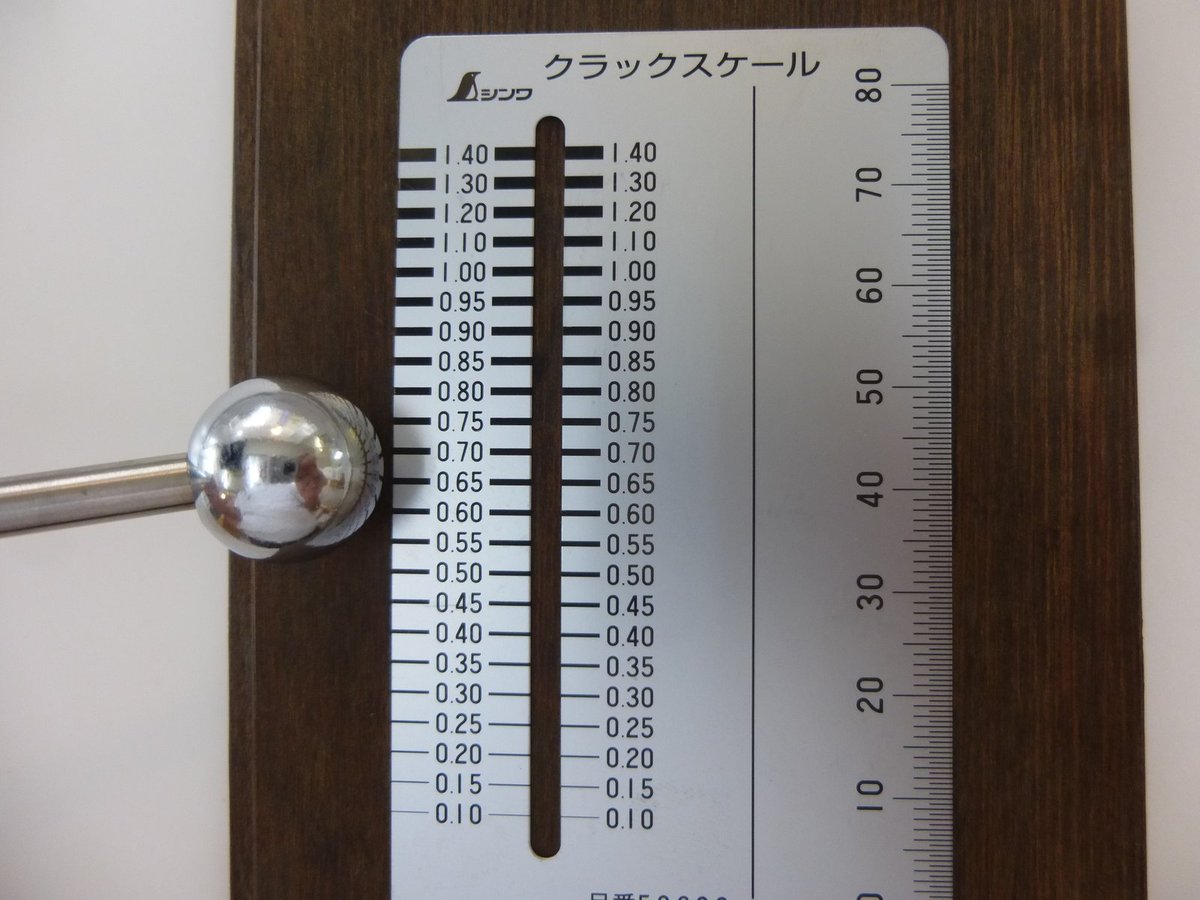 クラックスケールでひび割れの幅を測る