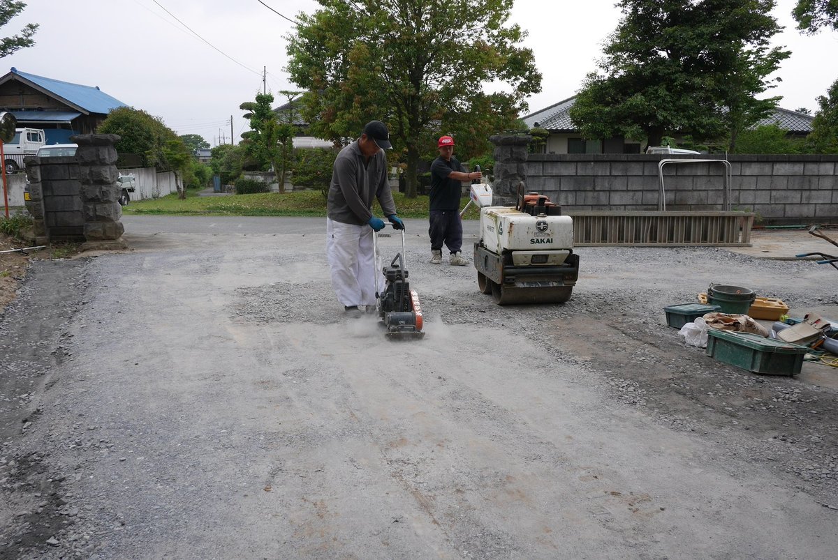 敷地を転圧する職人