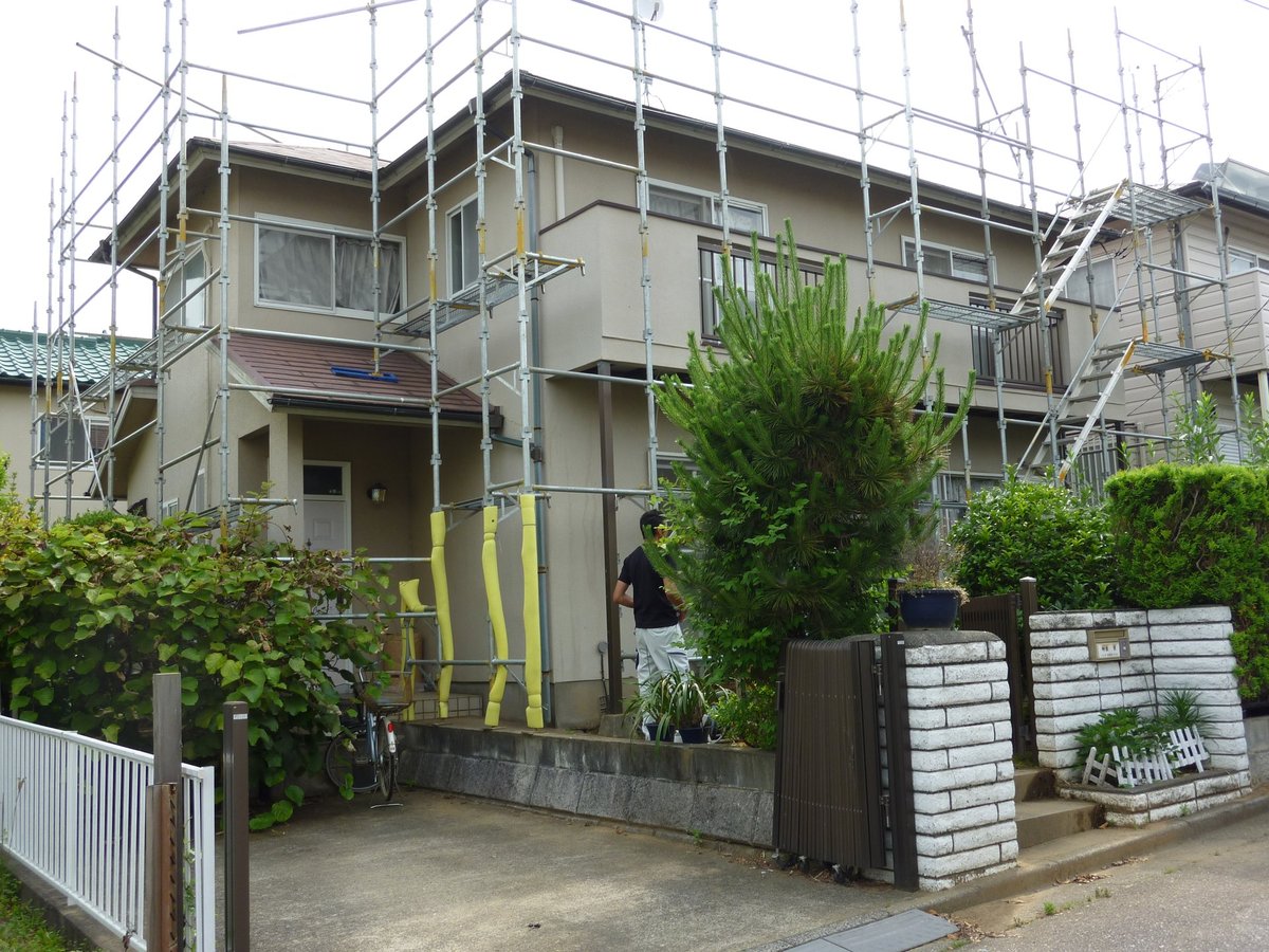 足場を組んだ住宅