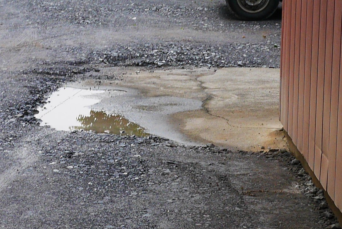 牛久市 敷地にできた水たまり