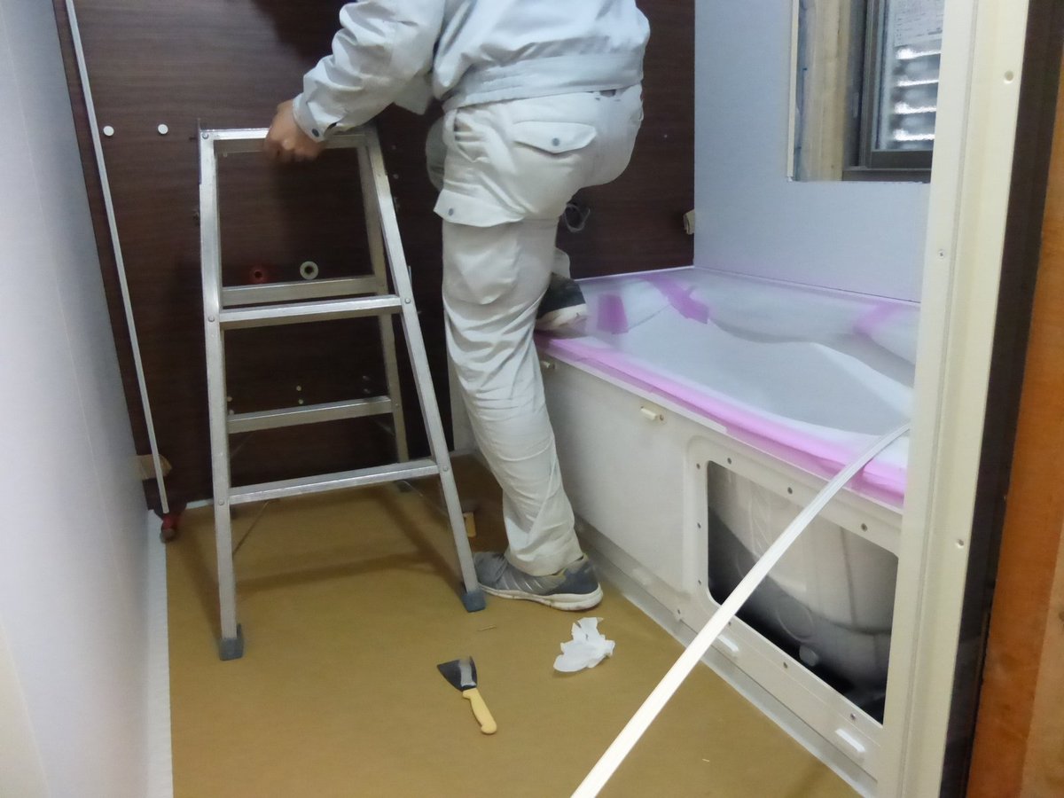 浴室で作業する職人