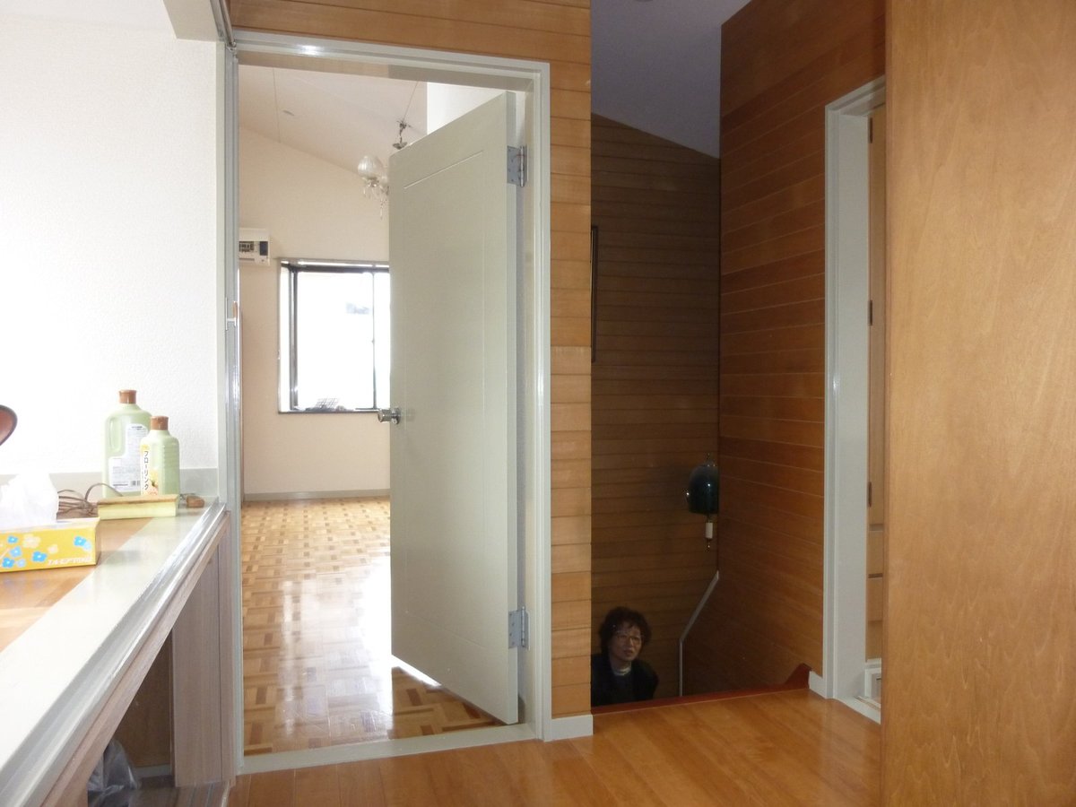 窓のある明るい部屋