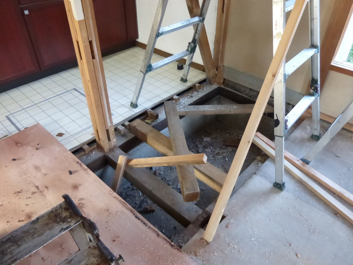 床を開けた室内