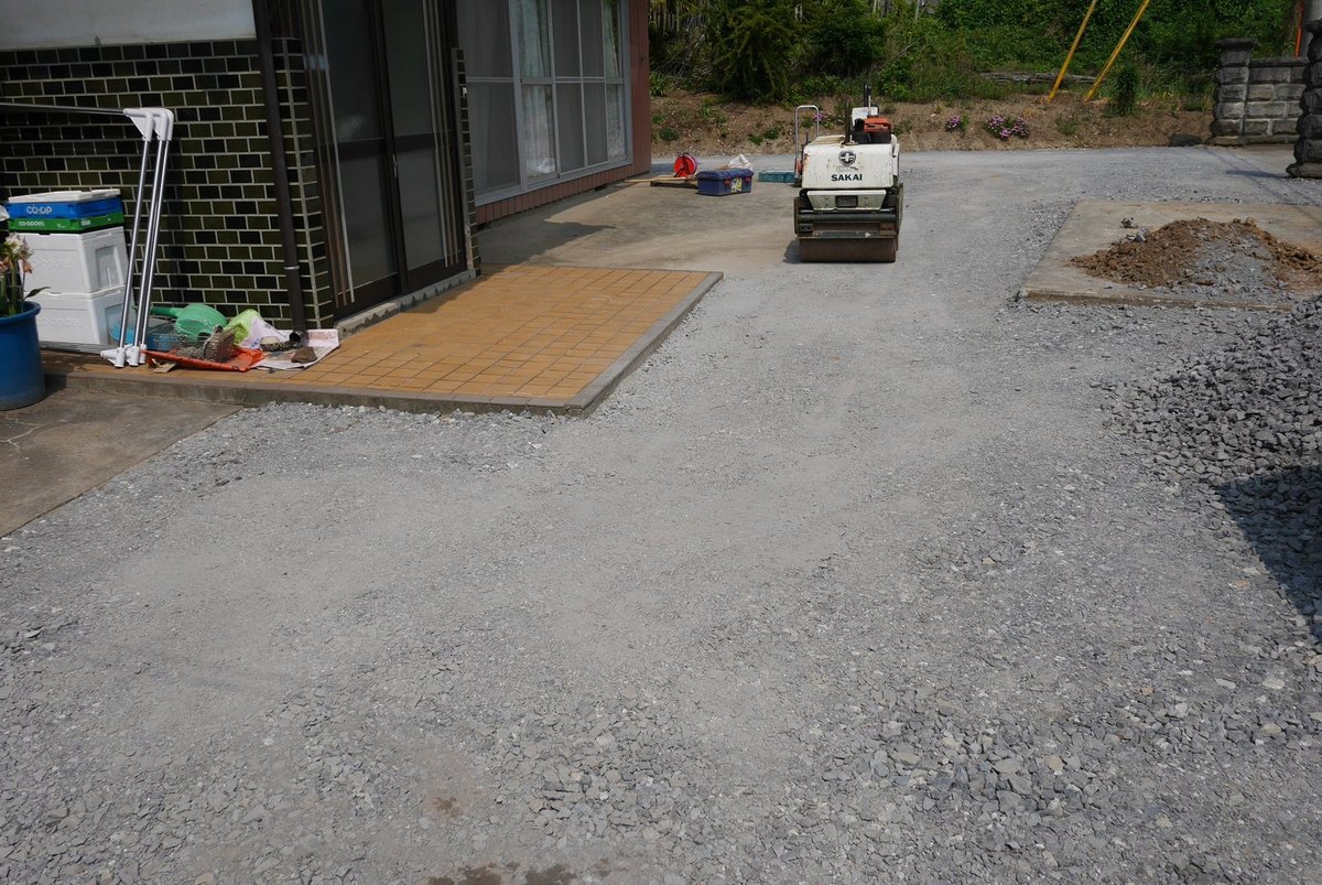 砕石を敷いた敷地