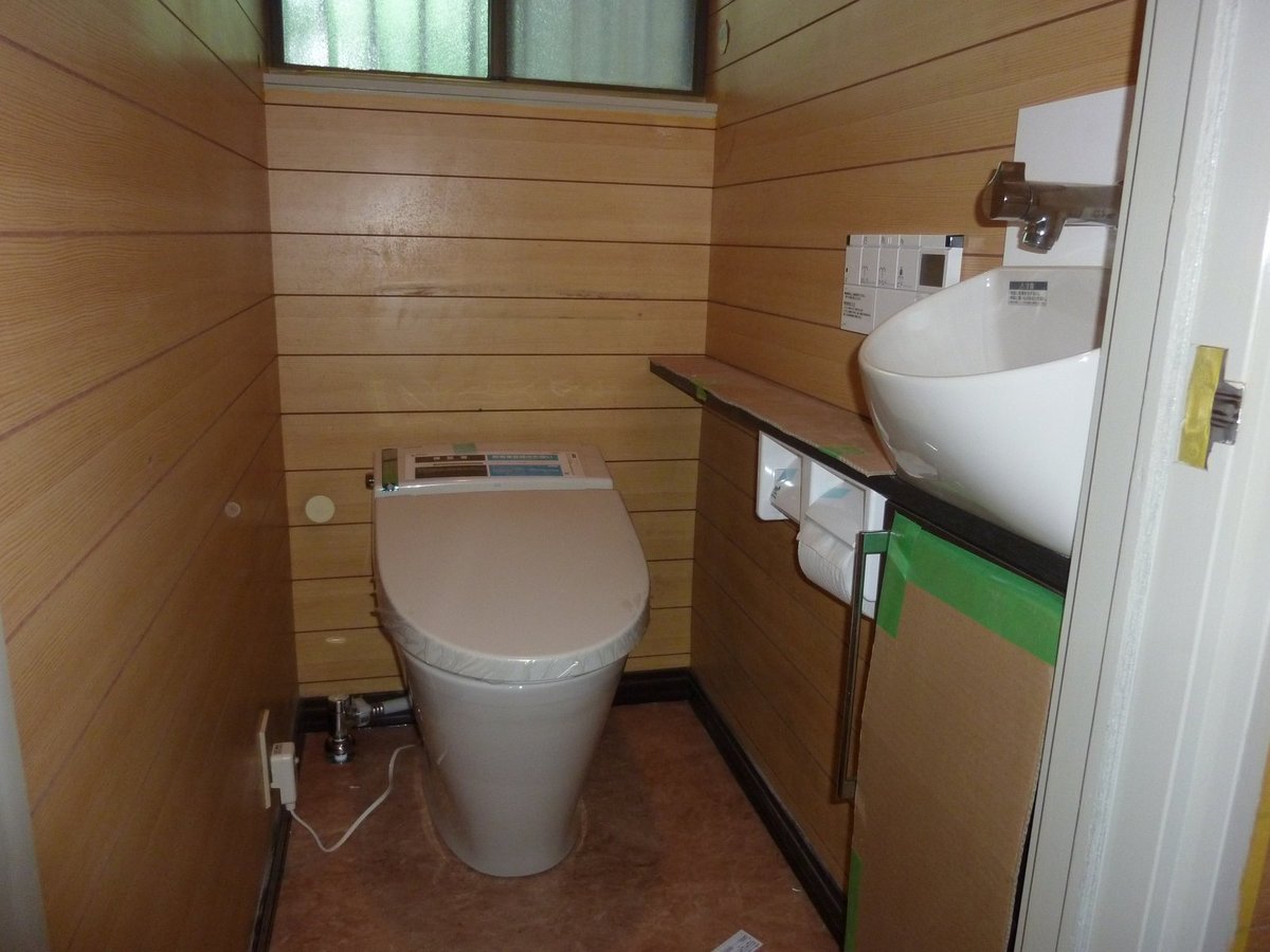 木の壁のトイレと手洗い