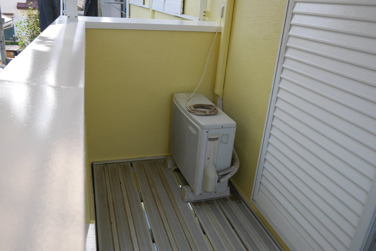 バルコニーに置いたエアコンの室外機